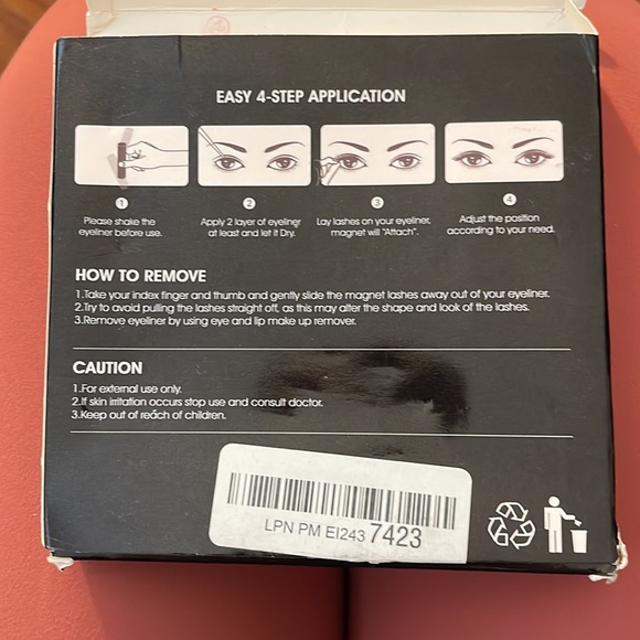 Magnetic Lashes with 2 Tubes of Mag Lash Liner - Picture 4 of 4